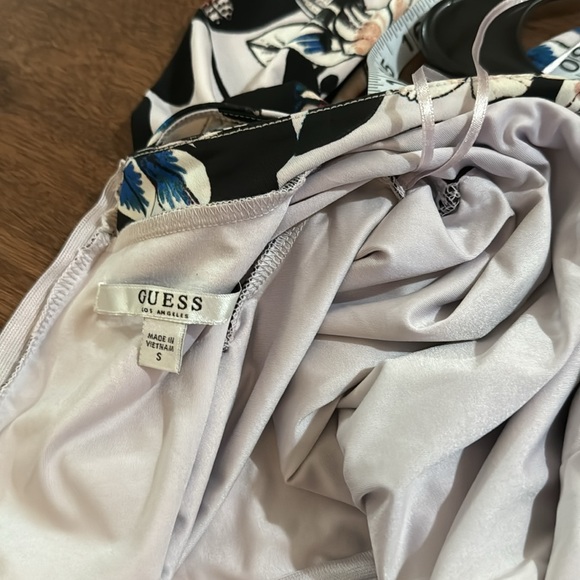 Women’s Guess Cold Shoulder Floral Patterned Dress. Size Small - Picture 8 of 10